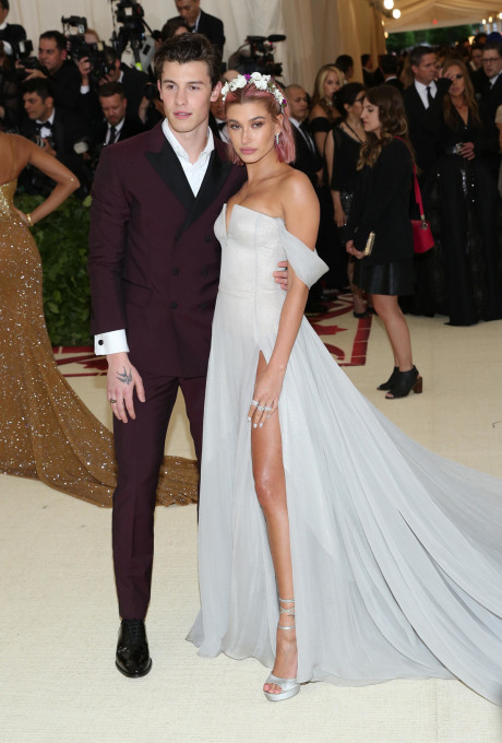 Watch Rumored Exes Shawn Mendes Hailey Bieber Endure The Most Awkward Run In At The Met Celebritytalker