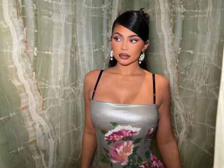 Kylie Jenner Shocks Fans As She Frees The Nipple In Sizzling Nude Illusion Daily